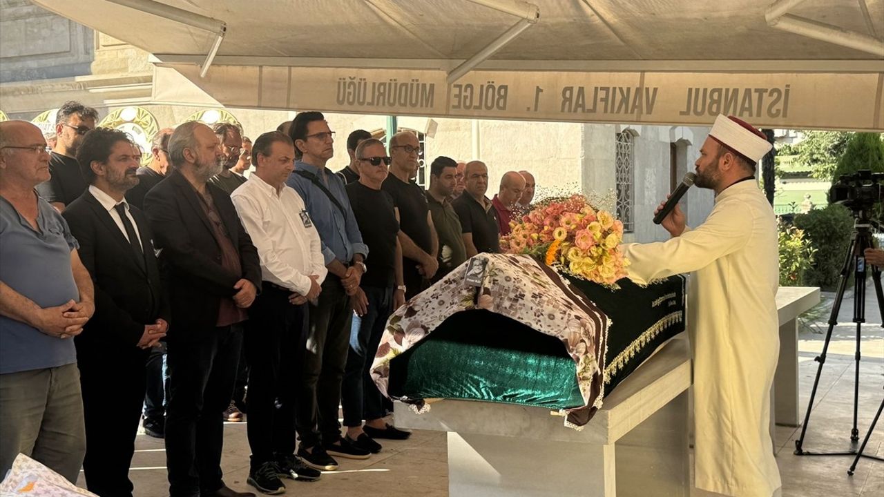 Yazar ve Çevirmen Pınar Kür, Son Yolculuğuna Uğurlandı