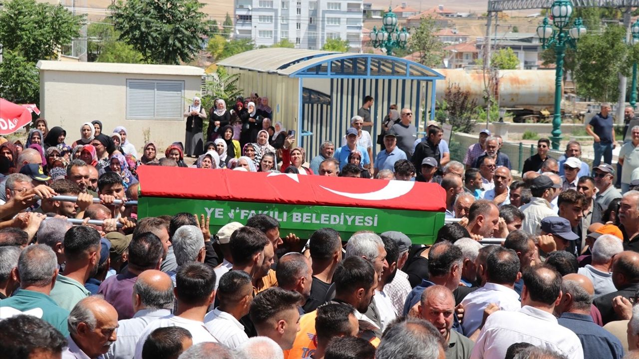 Yenifakılı Belediye Başkanı Musa Sarıaslan'ın Cenazesi Toprağa Verildi