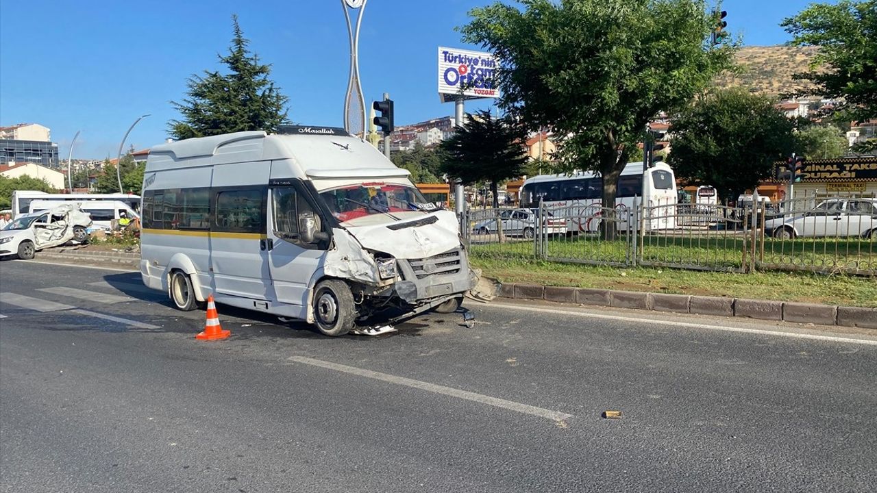 Yozgat'ta Minibüs ve Otomobil Çarpıştı: 1 Ölü, 2 Yaralı