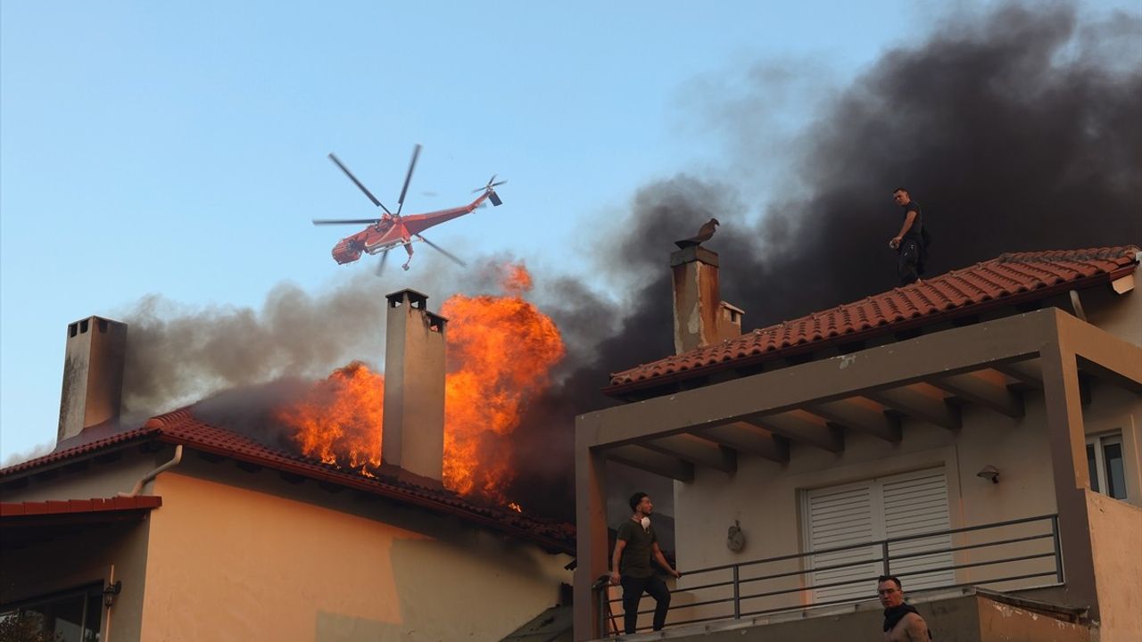 Yunanistan'da Yüksek Sıcaklıklar Yangınlara Neden Oluyor