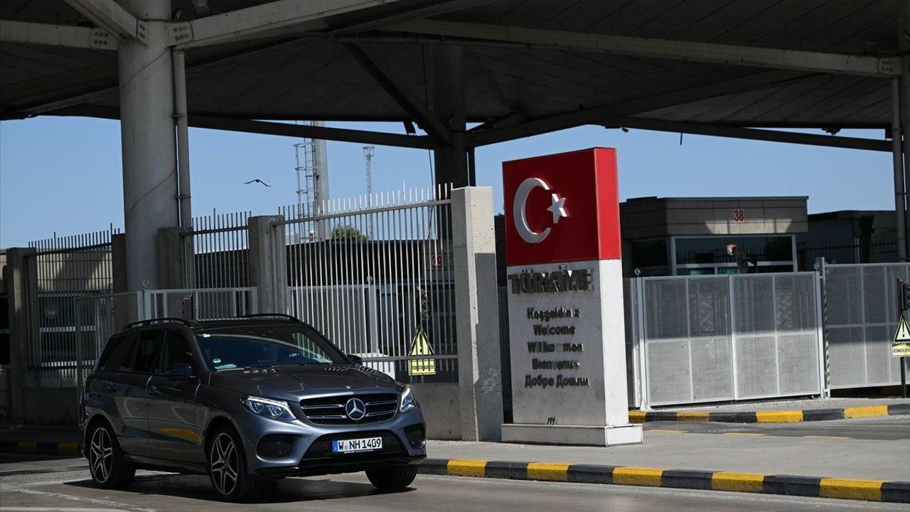 Yurtdışında Yaşayan Türklerin Sınır Kapılarından Girişi Devam Ediyor