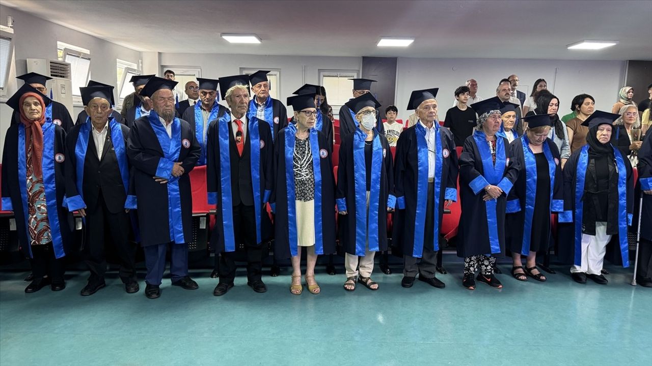 Zonguldak'ta 60 Yaş Üstü Bireyler İçin Tazelenme Üniversitesi Mezuniyet Töreni Düzenlendi