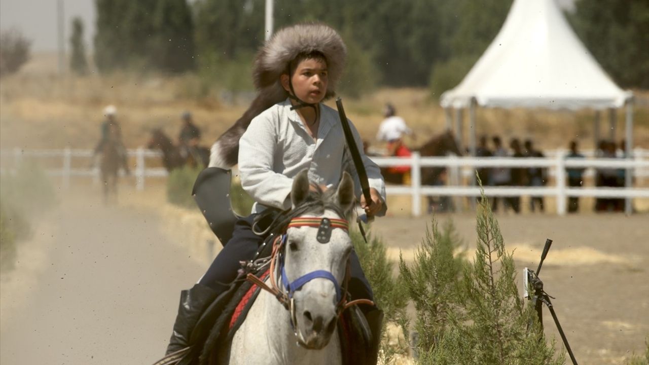 11 yaşındaki atlı okçu Şahan Emir, Malazgirt'te performansıyla dikkat çekti
