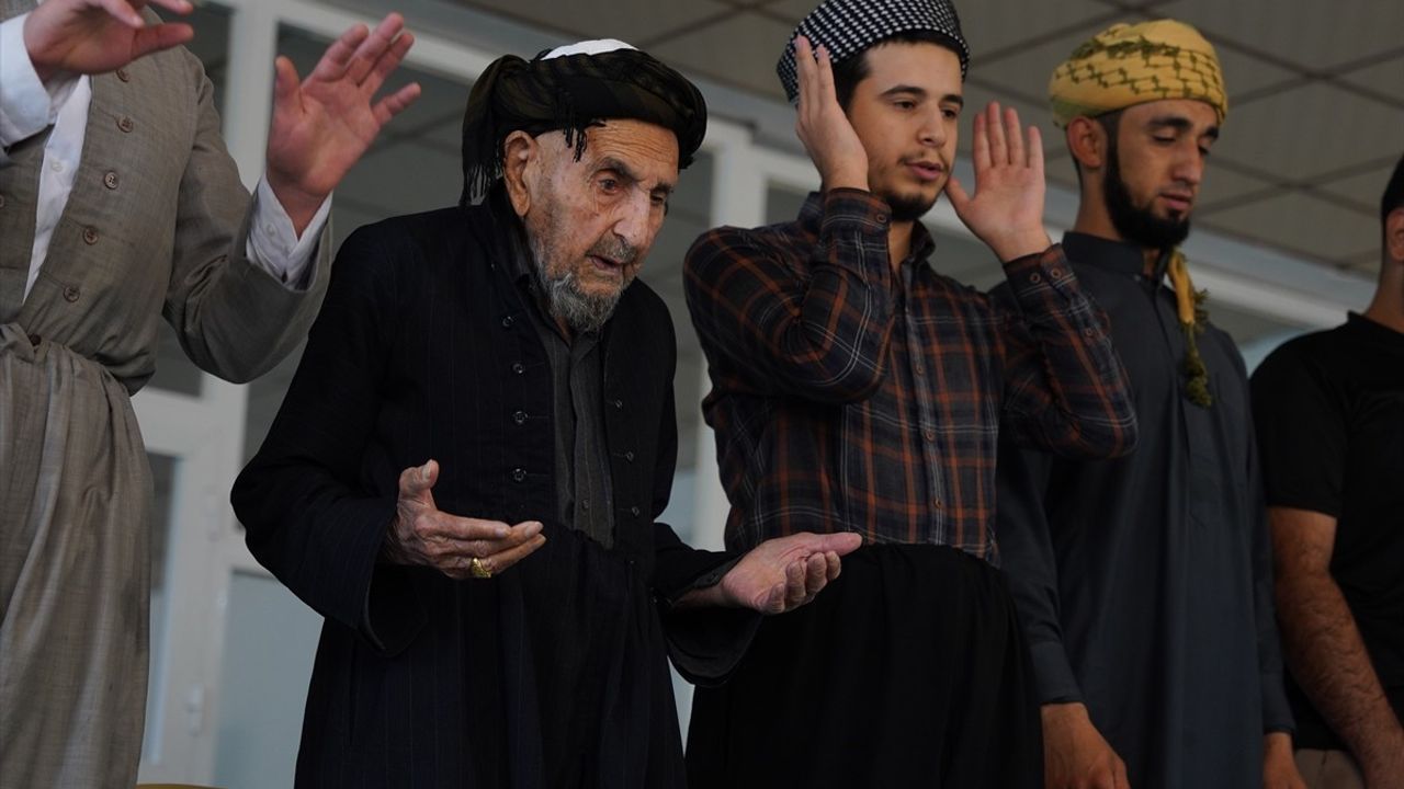 110 Yaşındaki Süleymaniyeli Müezzin Hacı Abdullah, Camideki Görevine Devam Ediyor