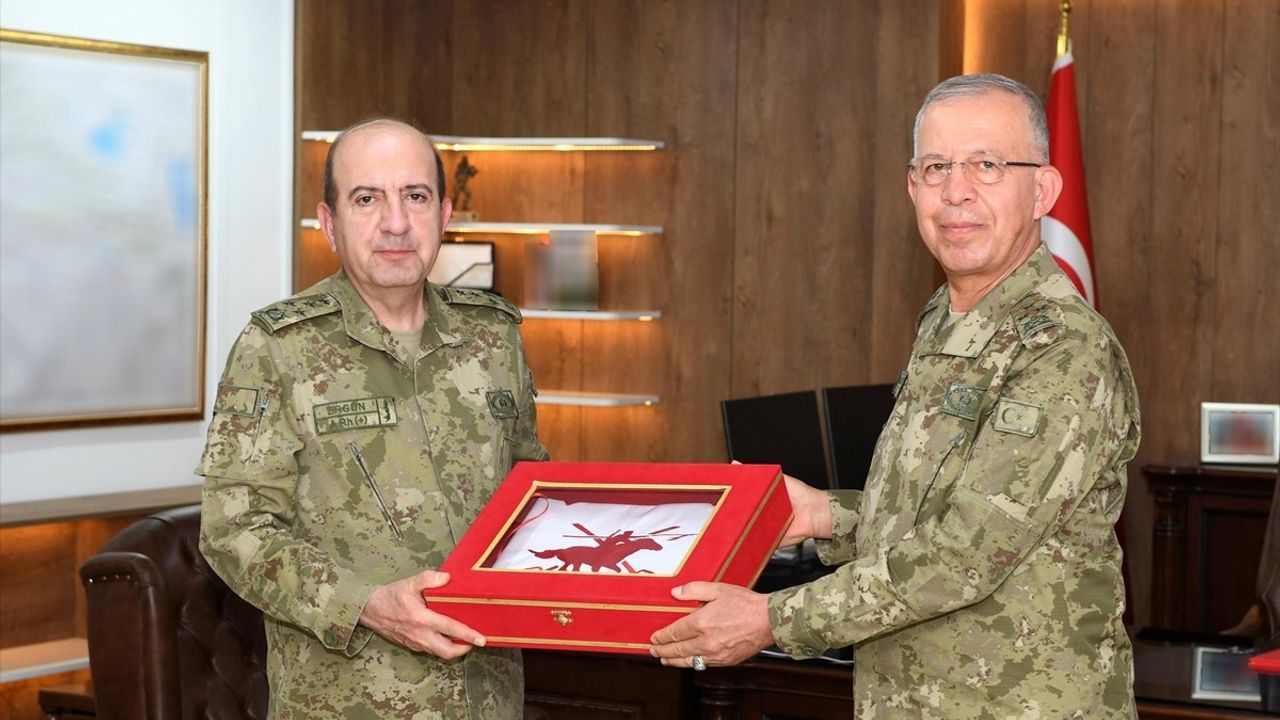2'nci ve 3'üncü Ordu Komutanlıklarında devir teslim gerçekleştirildi