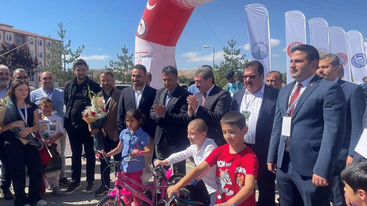 3. Uluslararası Kurtuluş Yolu Bisiklet Turu'nun ikinci etabı Ladik'te devam etti