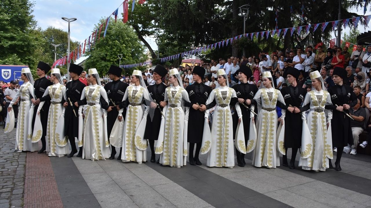 3. Uluslararası Trabzon Horon ve Müzik Festivali sürüyor — 36 ülkeden 795 katılımcı barış mesajı verdi