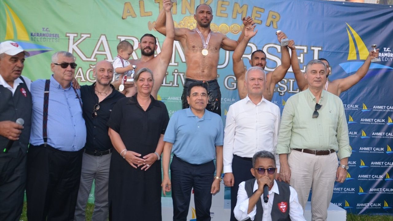 41'ncisi düzenlenen Geleneksel Karamürsel Yağlı Pehlivan Güreşleri'nde Ali Gürbüz başpehlivan oldu