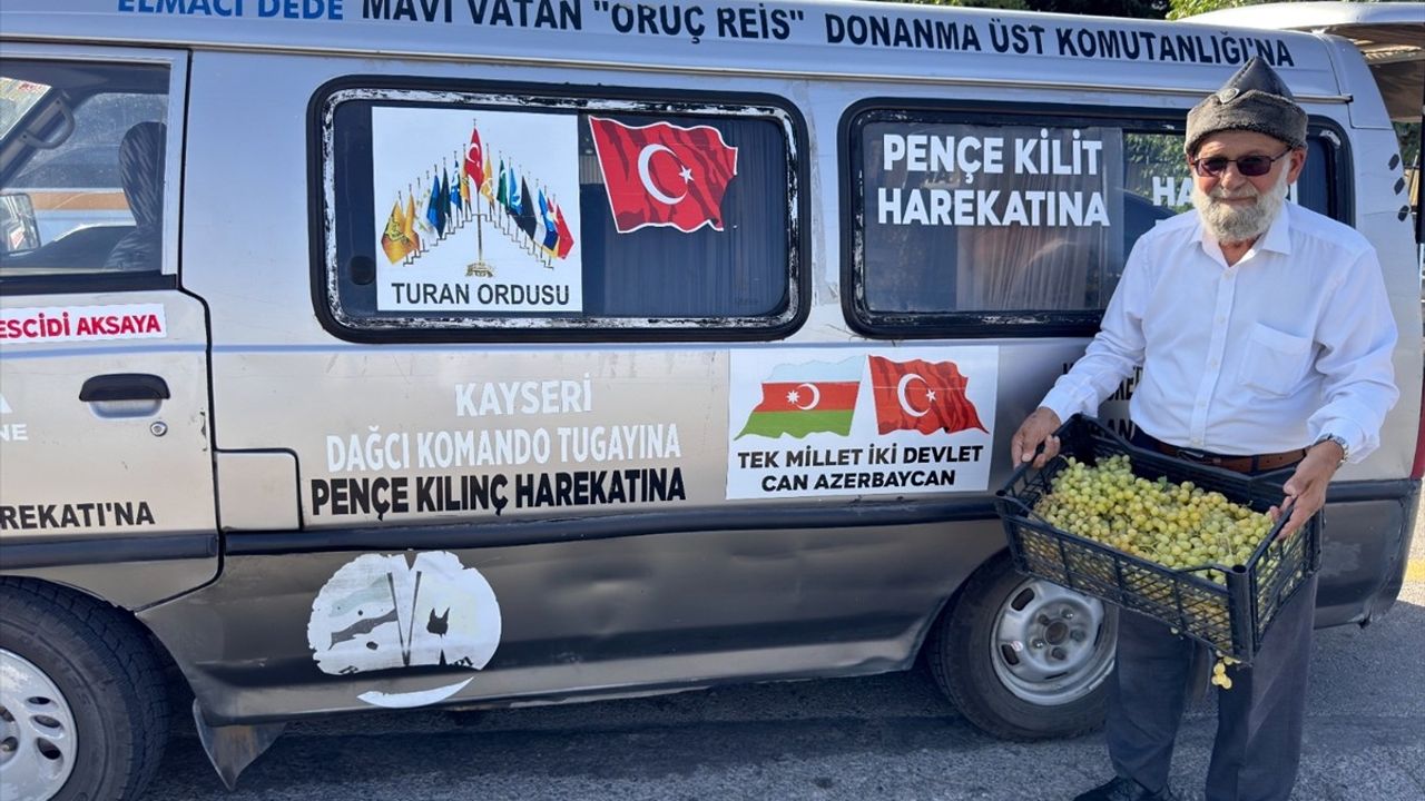 75 yaşındaki 'Elmacı Dede' Muhammet Yılmaz, Ege Ordusu'na üzüm götürdü