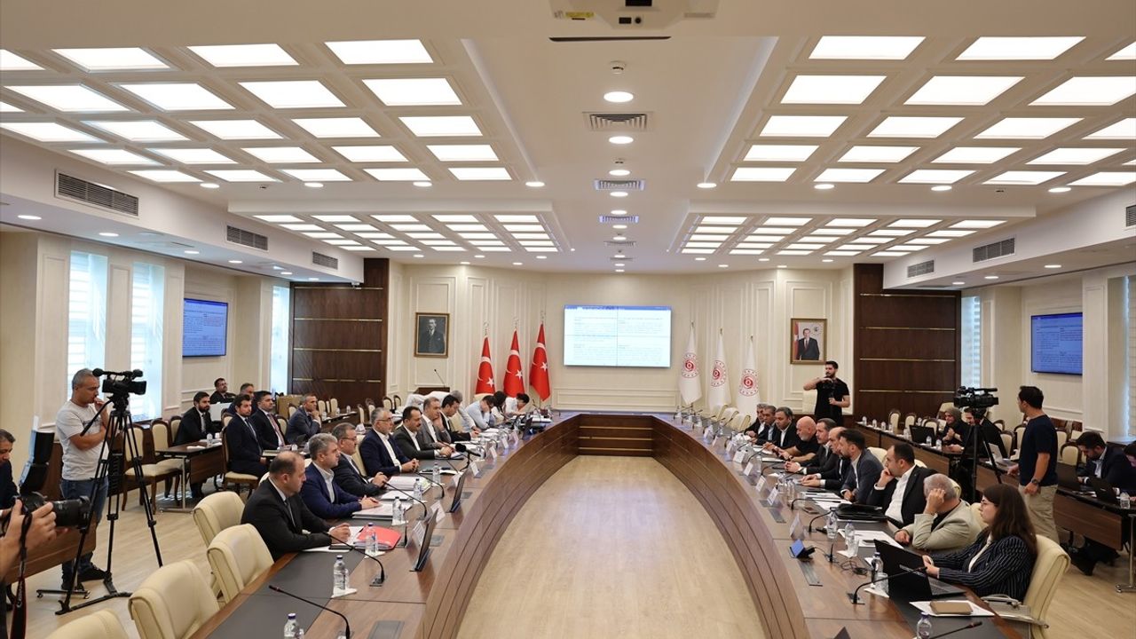 8. Dönem Toplu Sözleşme Görüşmeleri Bakanlıkta: Işıkhan ile Ali Yalçın Bir araya geldi