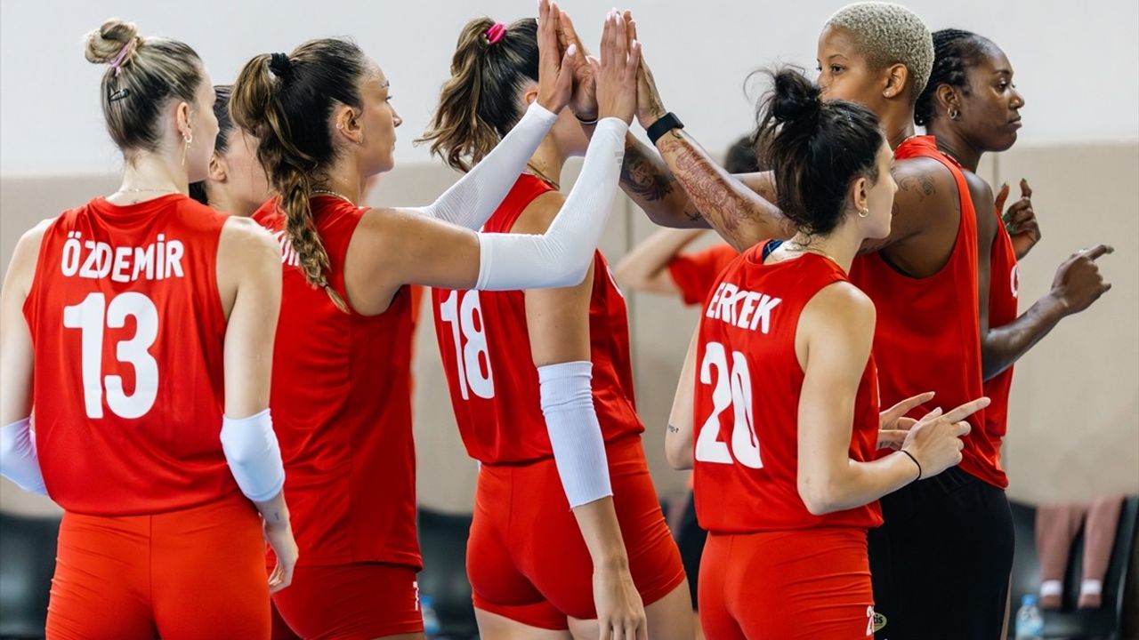 A Milli Kadın Voleybol Takımı, Sırbistan'ı 3-0 Yenerek Hazırlıklarına Devam Ediyor