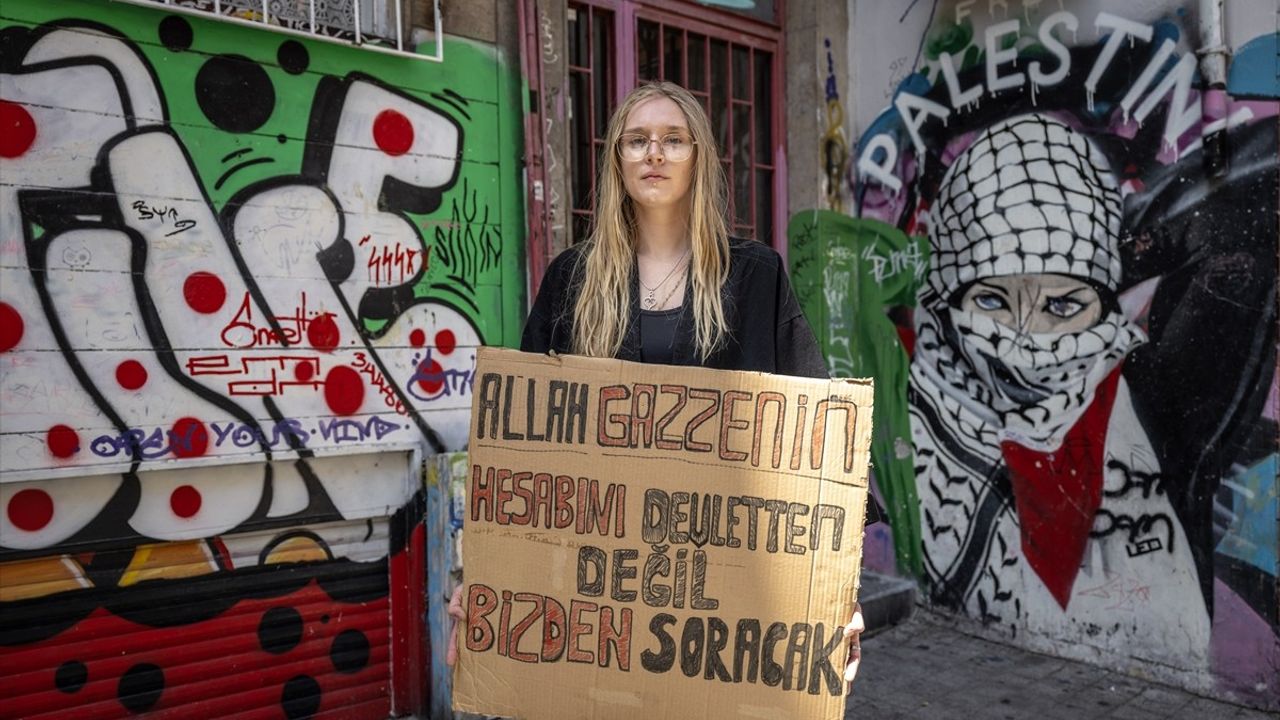 ABD'li aktivist Cassandra McLaughlin Kadıköy'de sessiz eylemle Gazze'ye dikkat çekiyor