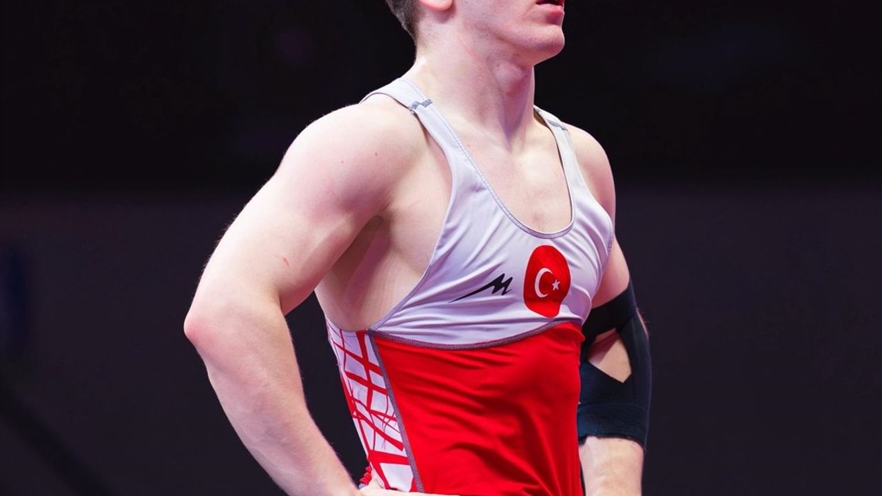 Abdullah Toprak, Dünya 20 Yaş Altı Güreş Şampiyonası'nda bronz madalya kazandı
