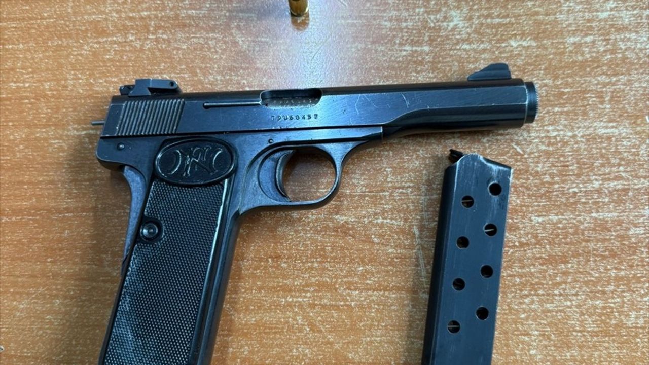 Adana'da Kovalamaca Sonrası Plakasız Motosikletten Ruhsatsız Tabanca Ele Geçirildi