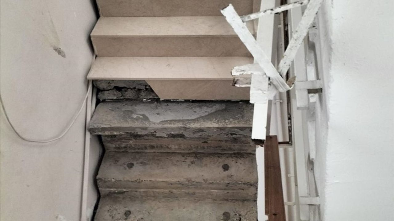 Adana'da Merdiveni Çöken Apartmandaki 20 Kişi İtfaiye Ekiplerince Tahliye Edildi