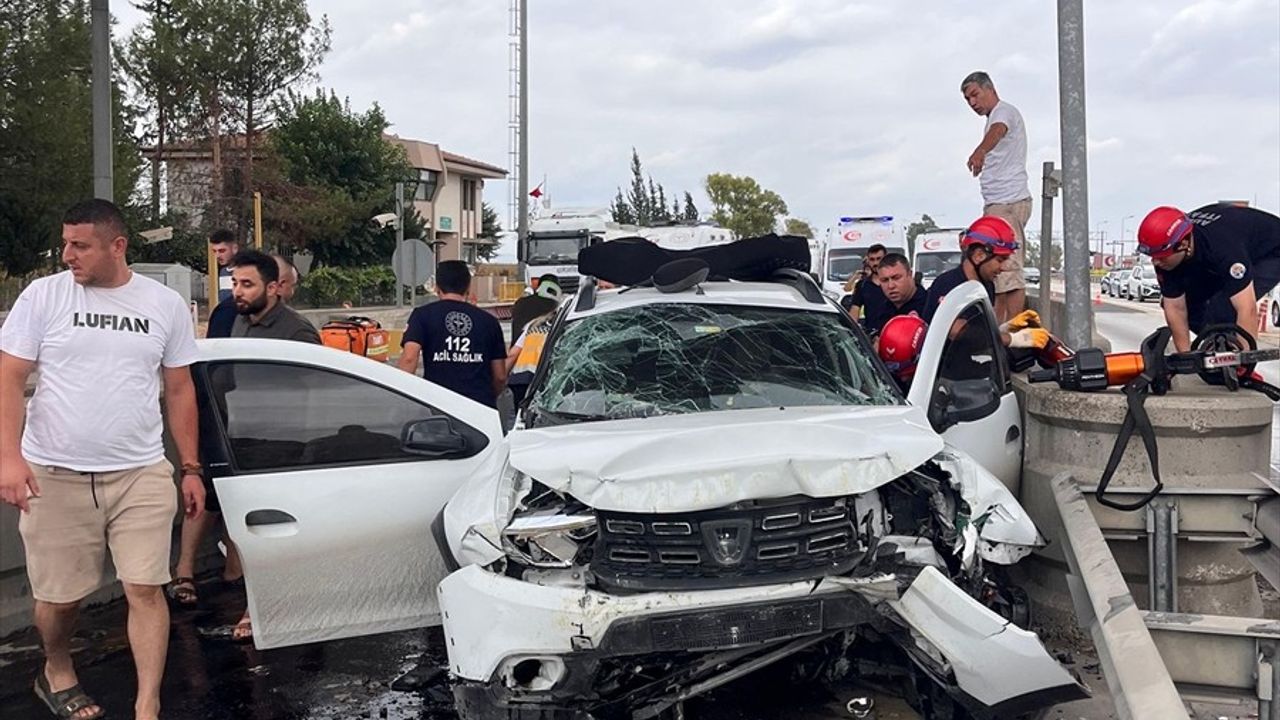 Adana'da Otoyol Gişesine Çarpan Araçta 1 Kişi Hayatını Kaybetti, 4 Yaralı