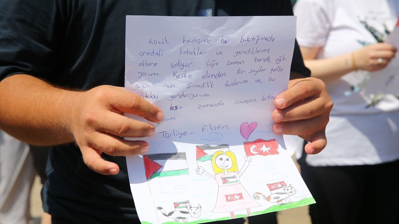 Adana'da özel gereksinimli çocuklar Gazze'deki akranlarına mektuplarını denize bıraktı