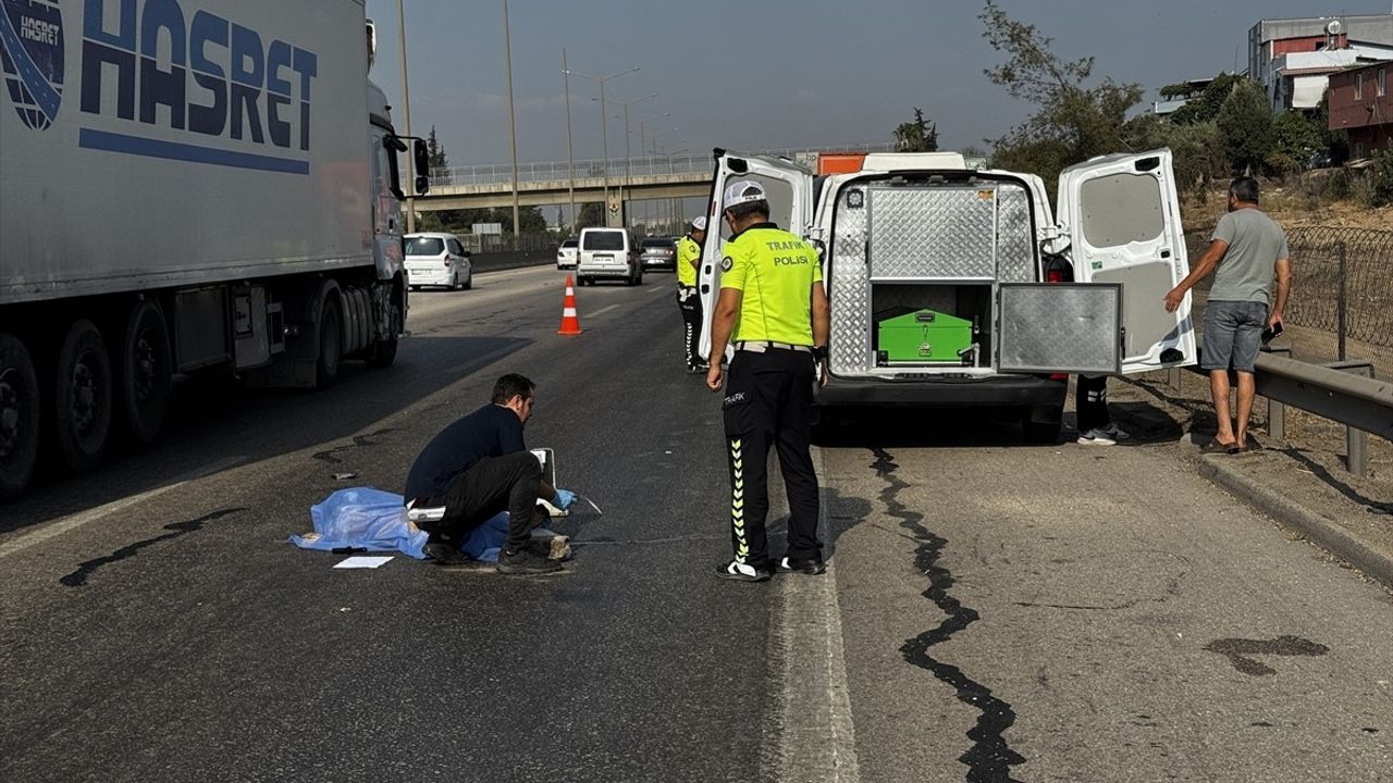 Adana'da TAG Otoyolu'nda tırın çarptığı yaya yaşamını yitirdi