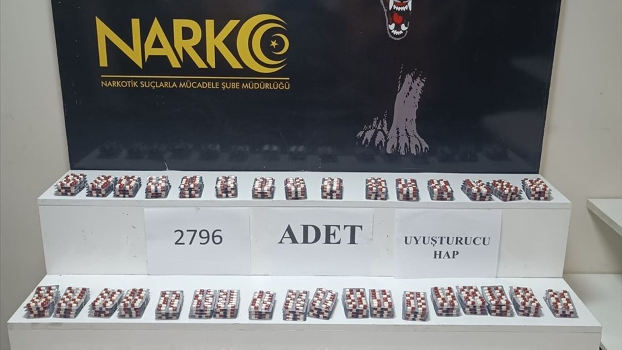 Adana'da takside 2 bin 796 uyuşturucu etkili hap ele geçirildi — 3 kişi tutuklandı