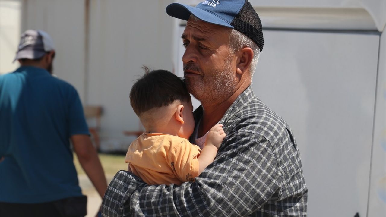 Adana'dan 160 Suriyeli daha gönüllü 'güvenli ve onurlu' dönüş kapsamında Suriye'ye uğurlandı