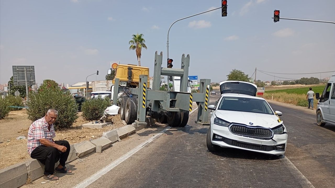 Adana İmamoğlu'nda kamyon 3 otomobile çarptı: 3 kişi yaralandı