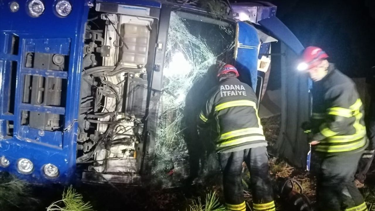 Adana-Pozantı Otoyolu'nda bariyere çarpan kamyonun sürücüsü hayatını kaybetti