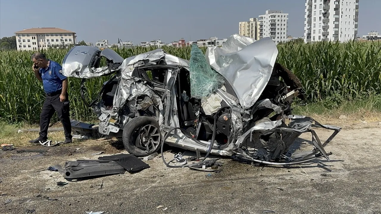 Adana Sarıçam'da tanker trafik ışıklarında bekleyen araçlara çarptı: 2 kişi yaralandı