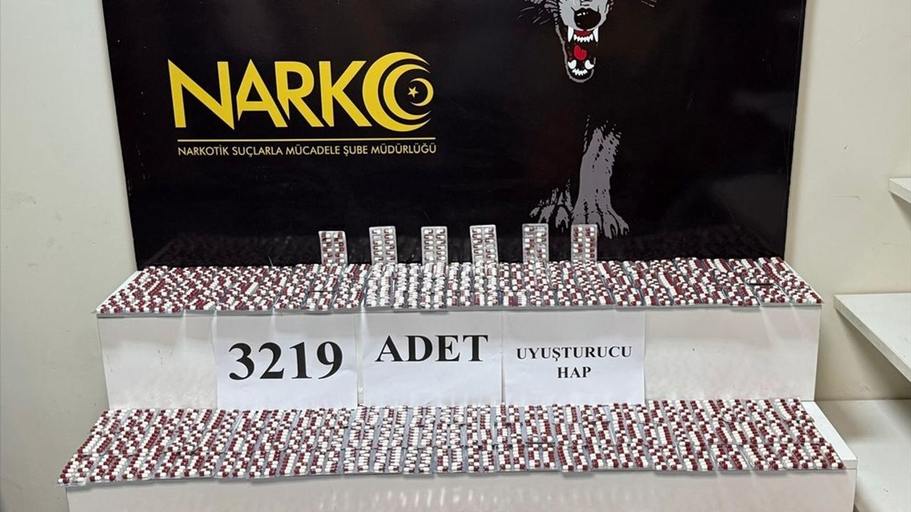 Adana Seyhan'da otomobilde 3 bin 219 uyuşturucu hap ele geçirildi; sürücü tutuklandı
