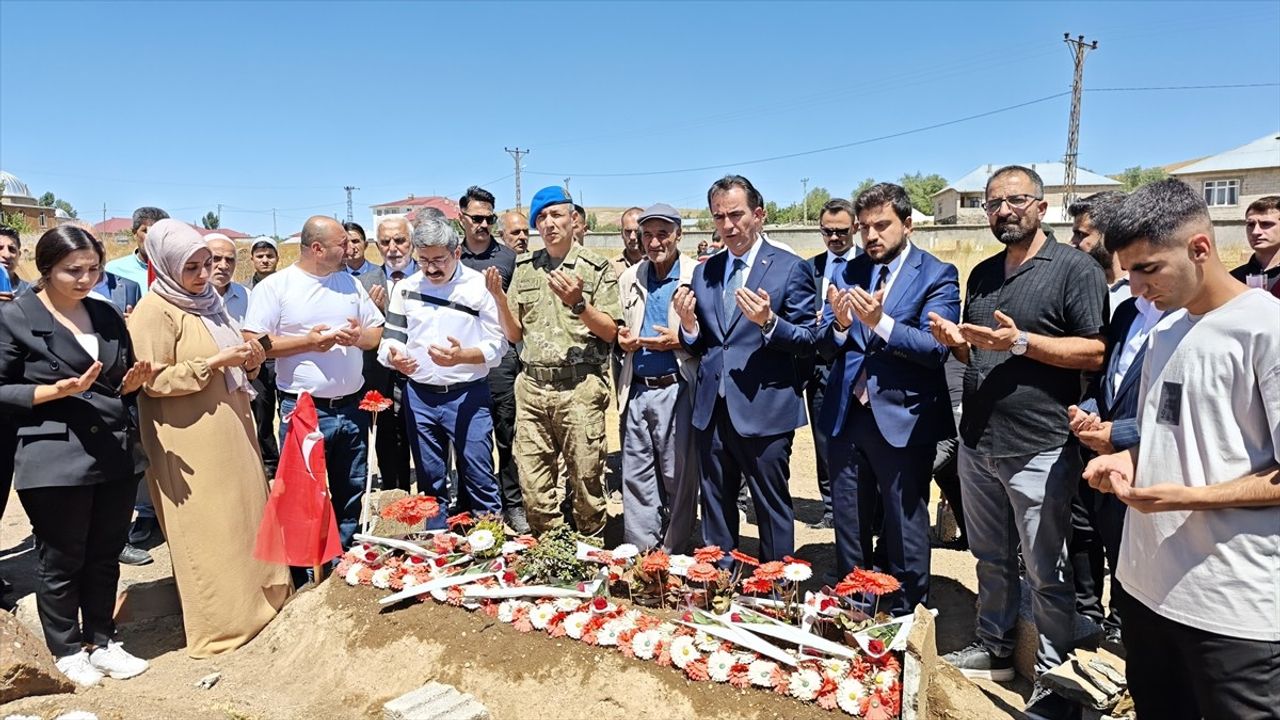 Adilcevaz Karaşeyh Köyü’nde Piyade Sözleşmeli Er Mahsun Yeşildemir anısına okul kütüphanesi açıldı