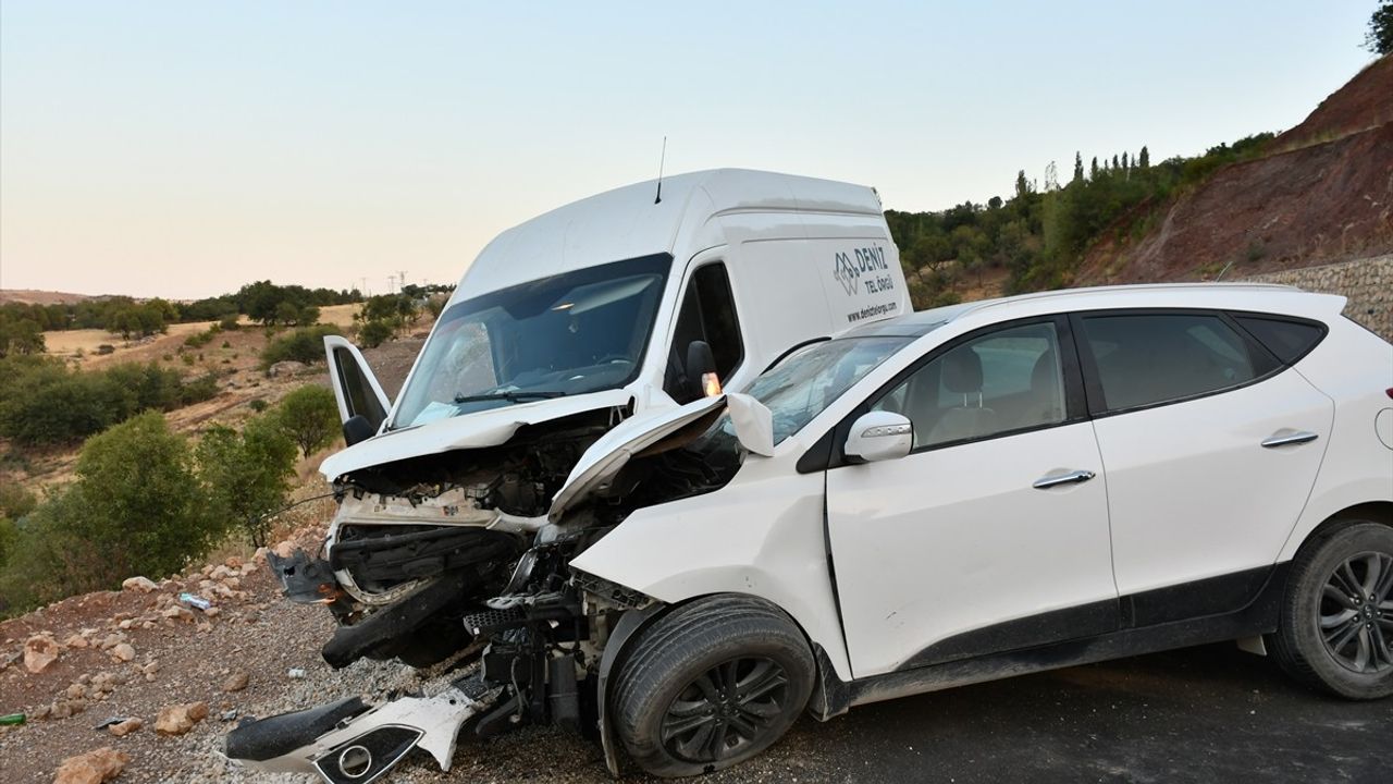 Adıyaman Besni'de minibüs ile otomobil çarpıştı: 5 kişi yaralandı