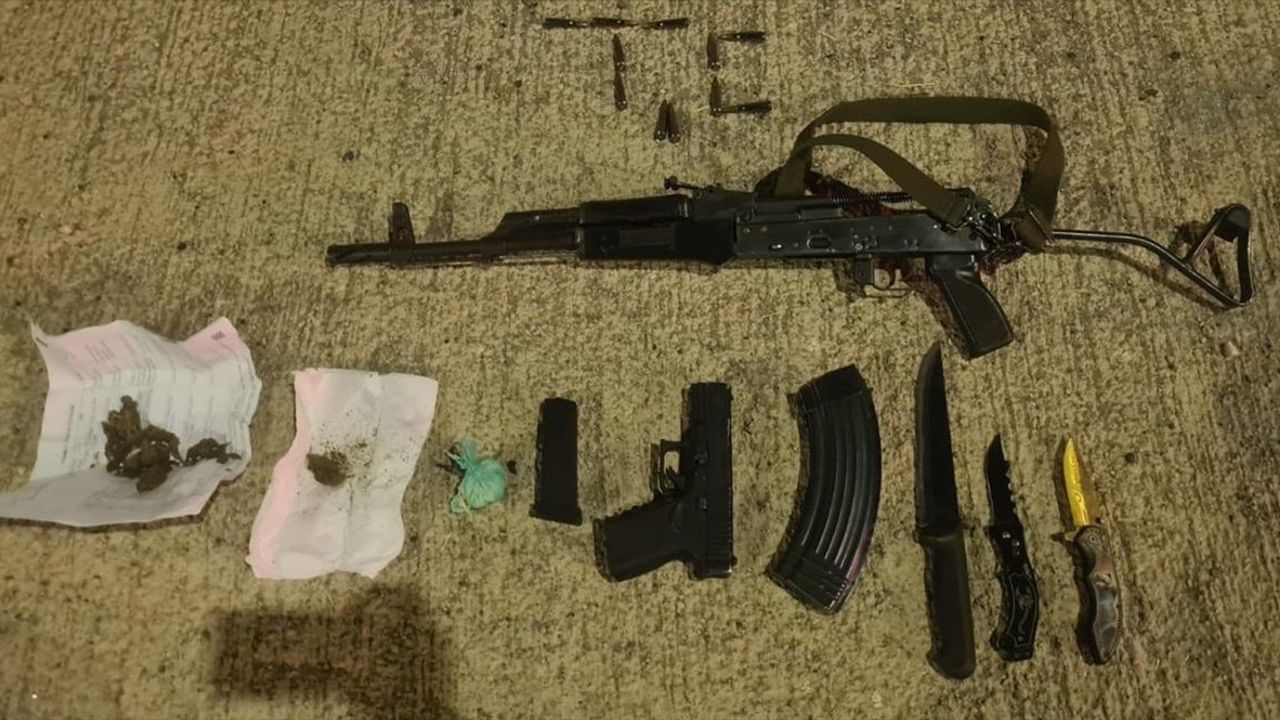 Adıyaman'da Durdurulan Araçta Uzun Namlulu Silah ve Uyuşturucu Ele Geçirildi