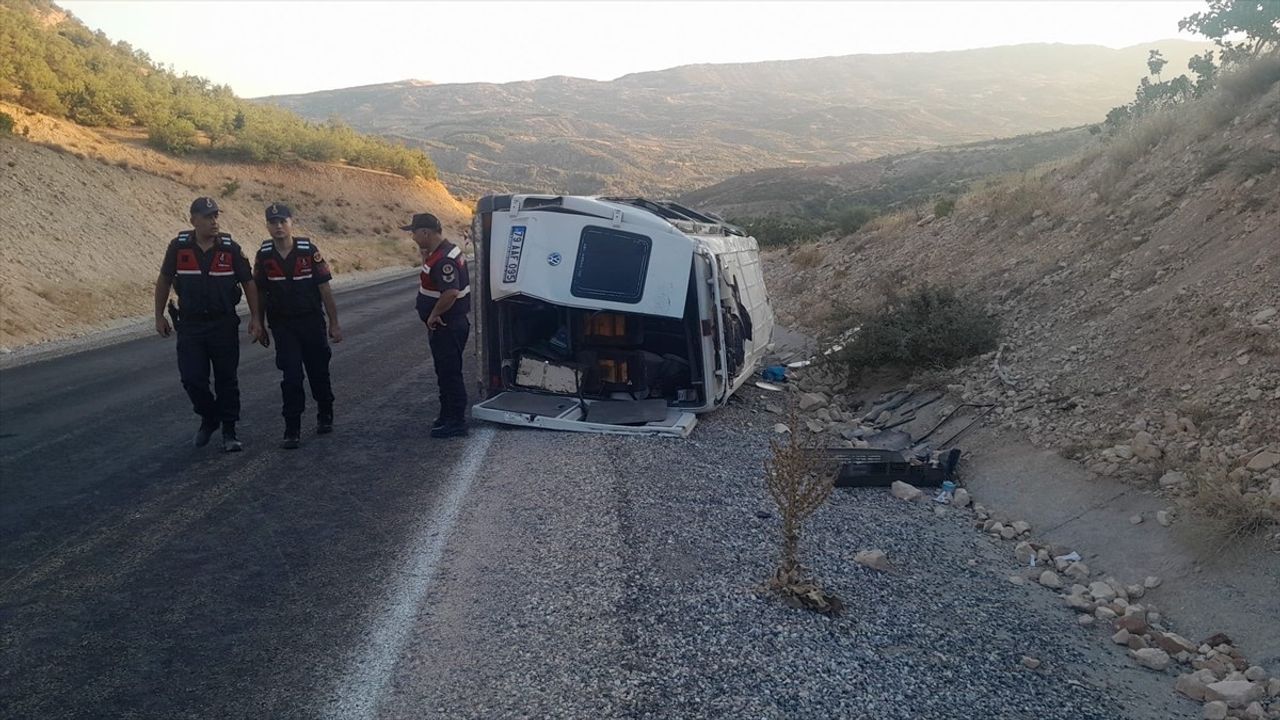 Adıyaman Tut'ta tarım işçilerini taşıyan minibüs devrildi: 19 yaralı