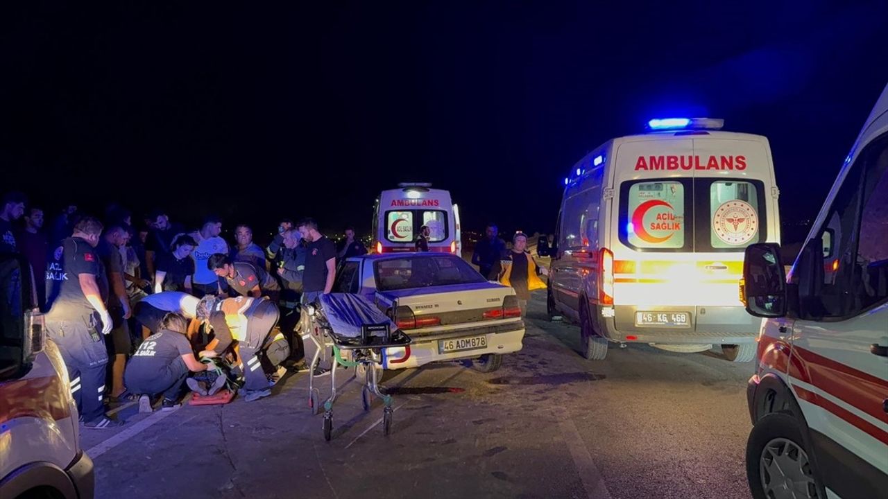 Afşin-Elbistan yolunda iki otomobil çarpıştı: 10 kişi yaralandı