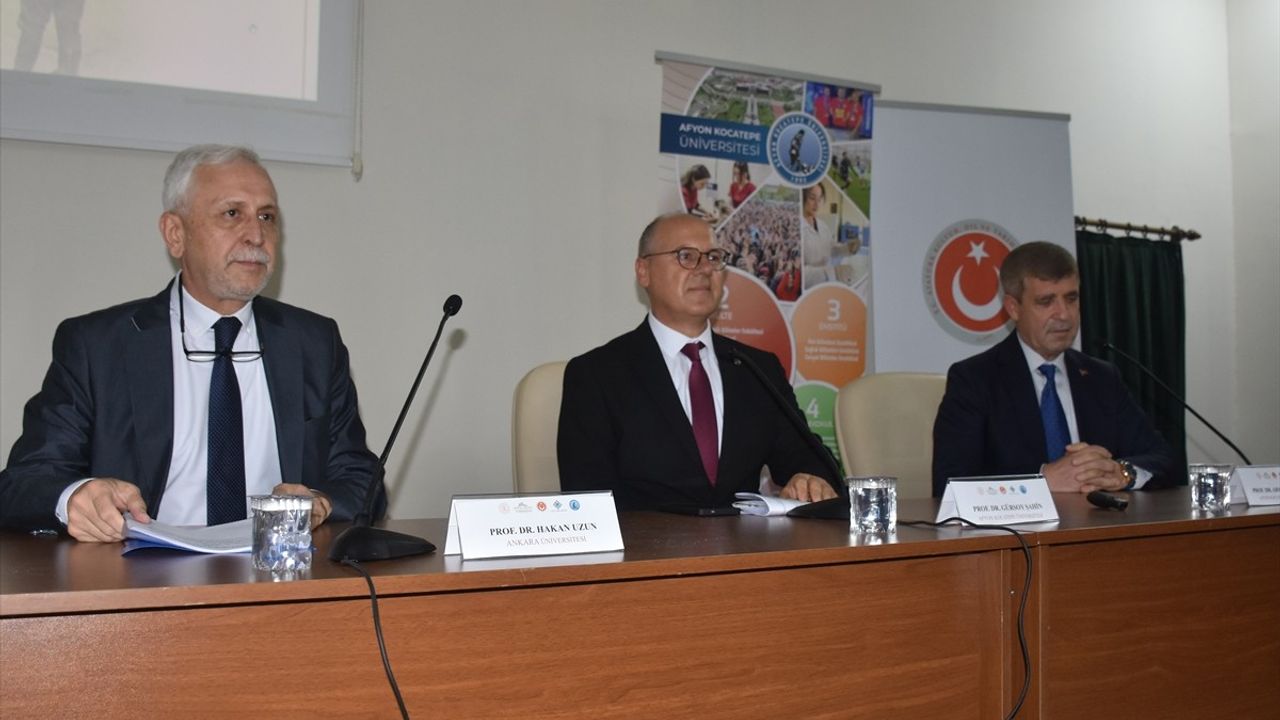 Afyonkarahisar'da '103. Yılında Büyük Taarruz'u Yeniden Tetkik Etmek' Paneli Düzenlendi