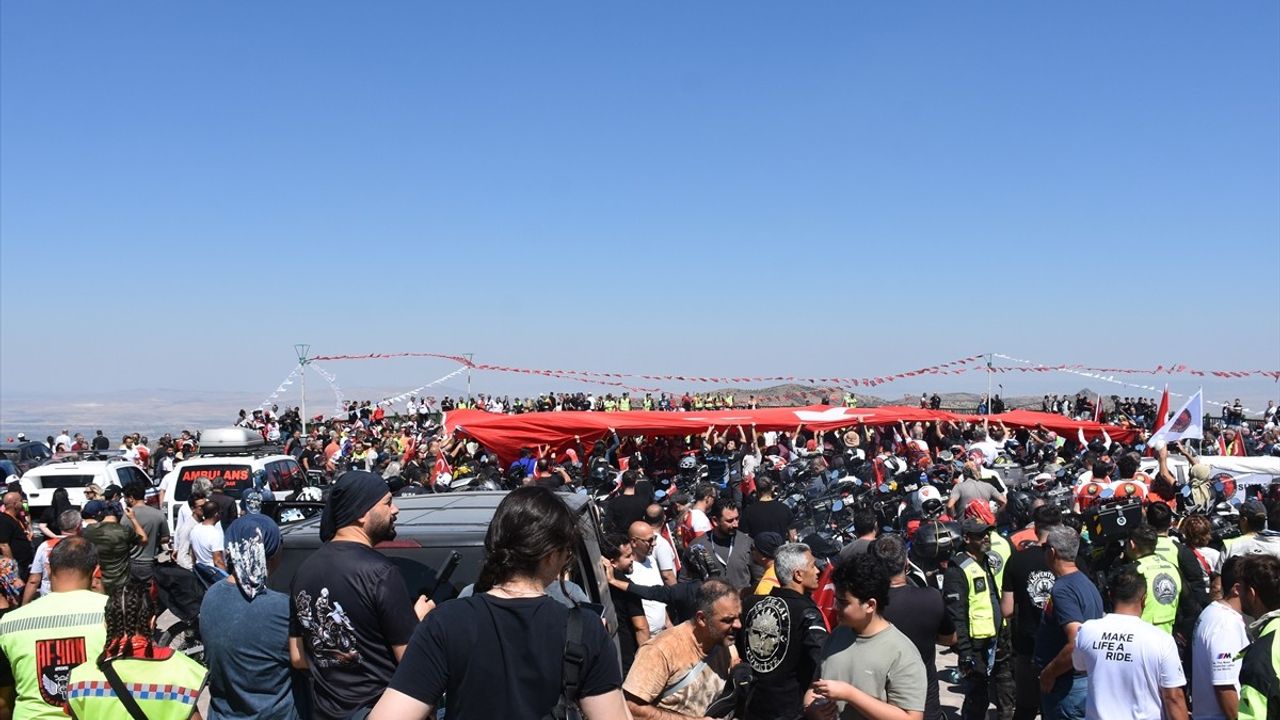 Afyonkarahisar'da bin motosikletli 'Süvarinin izinden' sürüşü Kocatepe'den başladı