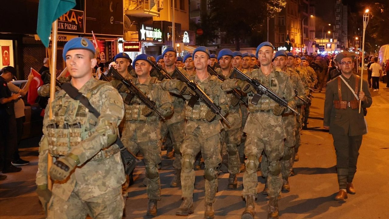 Afyonkarahisar'da Büyük Taarruz'un 103. Yılında Zafer Bayramı Fener Alayı Düzenlendi