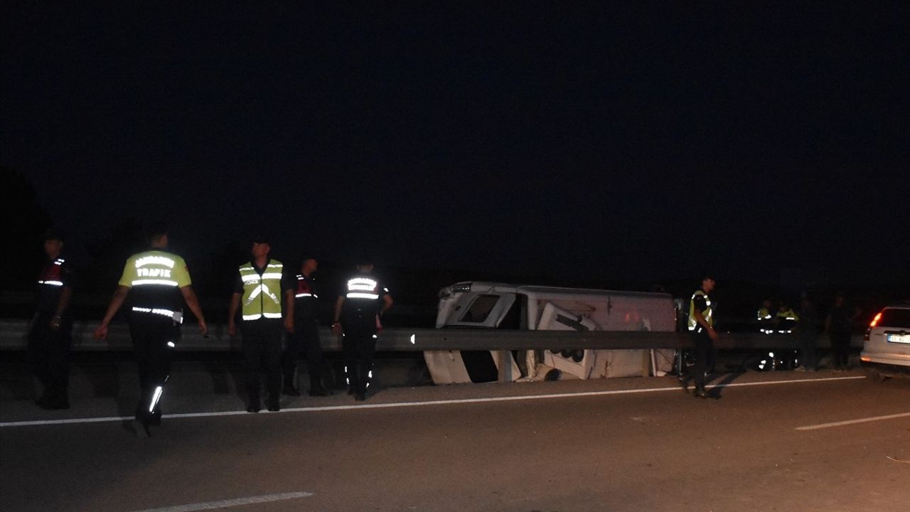 Afyonkarahisar'ın Gazlıgöl girişinde otomobil ile midibüs çarpıştı: 10 yaralı