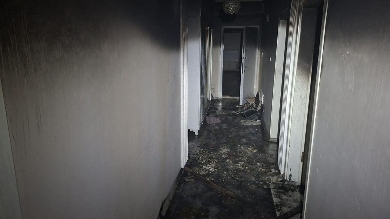 Ağrı'da 6 katlı binadaki yangında 15 kişi dumandan etkilenip ekiplerce tahliye edildi