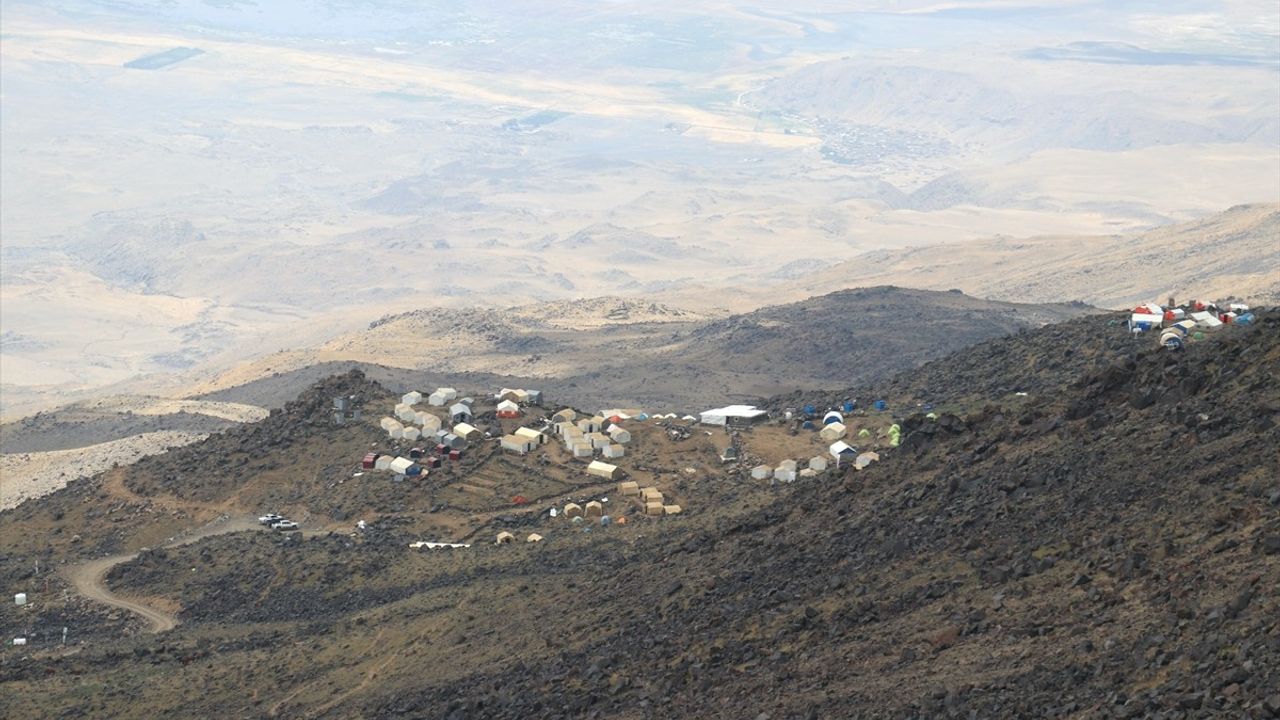 Ağrı Dağı'nda 3 Günlük Zorlu Zirve Tırmanışı: Yaz Ayında Buzul ve Kamp Deneyimi