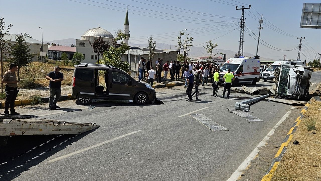 Ağrı'nın Patnos ilçesinde kamyonet ile hafif ticari araç çarpıştı: 8 yaralı