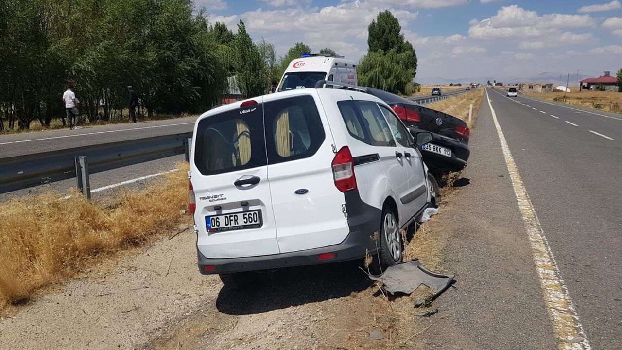 Ağrı'nın Tutak ilçesinde trafik kazası: İl Sağlık Müdürü Doç. Dr. Esra Beşer de yaralandı
