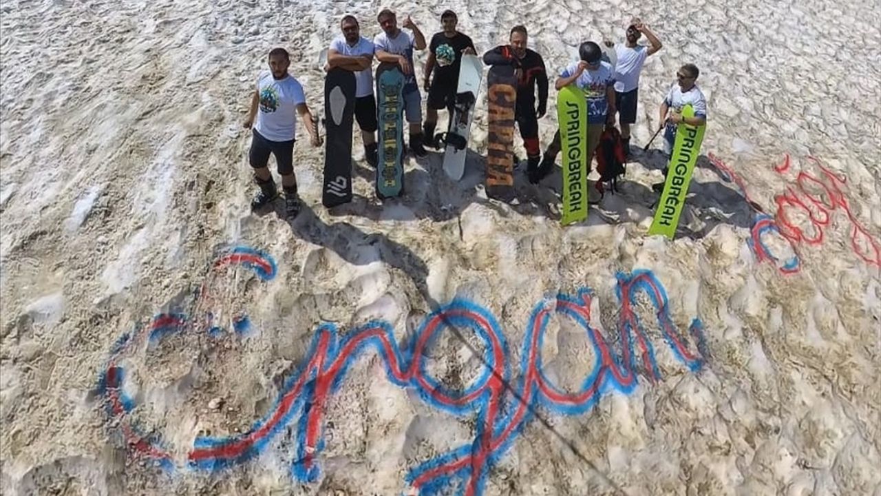 Ağustos Sıcaklarında Erzincan'da Karda Kayak ve Snowboard Keyfi