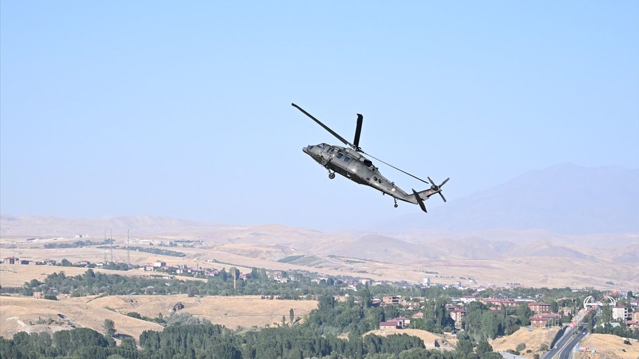 Ahlat'ta Malazgirt Zaferi'nin 954. yıl dönümü kutlamalarında jandarma helikopter gösterileri ilgi gördü