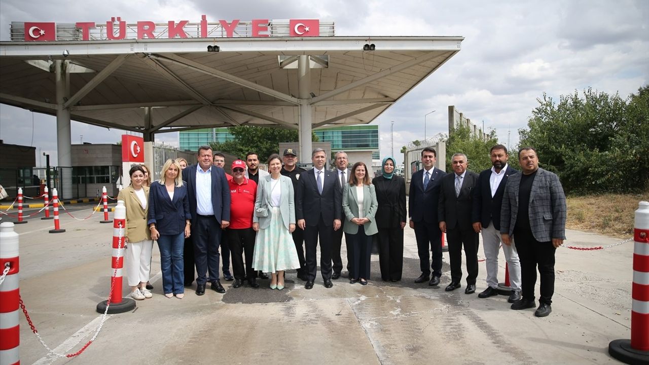 AK Parti Genel Başkan Yardımcısı Sırakaya, Kapıkule'de Gurbetçilerle Bir Araya Geldi