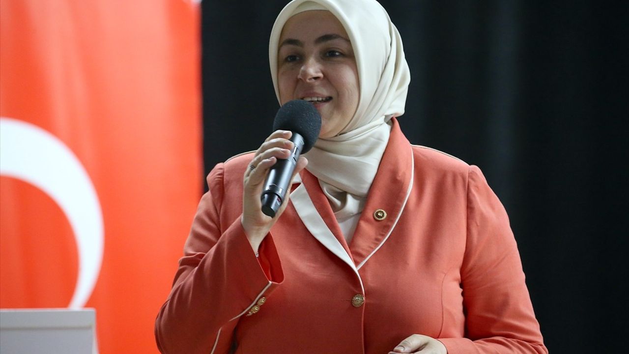 AK Parti Kadın Kolları Başkanı Ercan, Kars'ta 'Terörsüz Türkiye' Mektuplarını Tanıttı