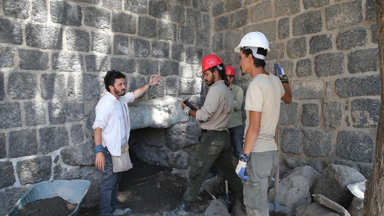 Akademisyenler Malazgirt Kalesi'nde Kazılara Başladı: İç Giriş Kapısı Gün Yüzüne Çıkarılıyor