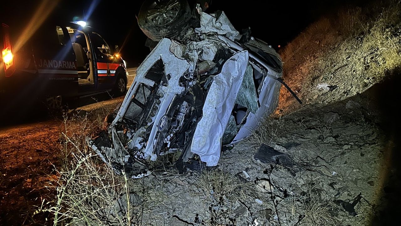 Alaca'da otomobil devrildi: 5 kişi yaralandı, sürücü itfaiye tarafından kurtarıldı