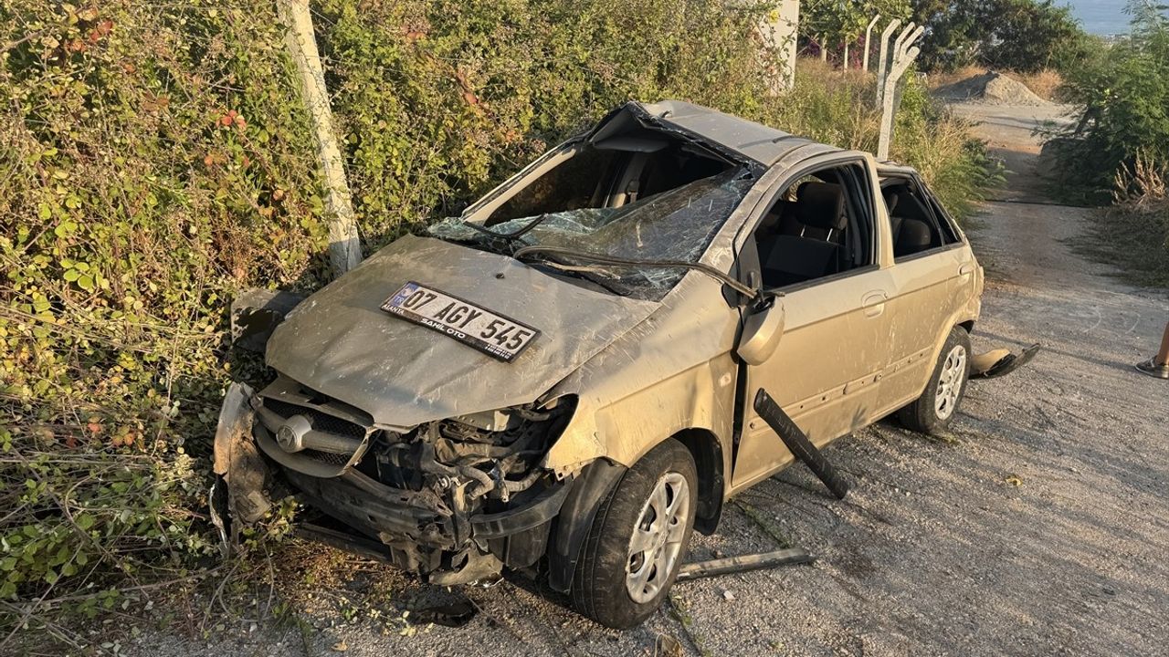 Alanya Küçükhasbahçe'de şarampole devrilen otomobilin sürücüsü hastaneye kaldırıldı