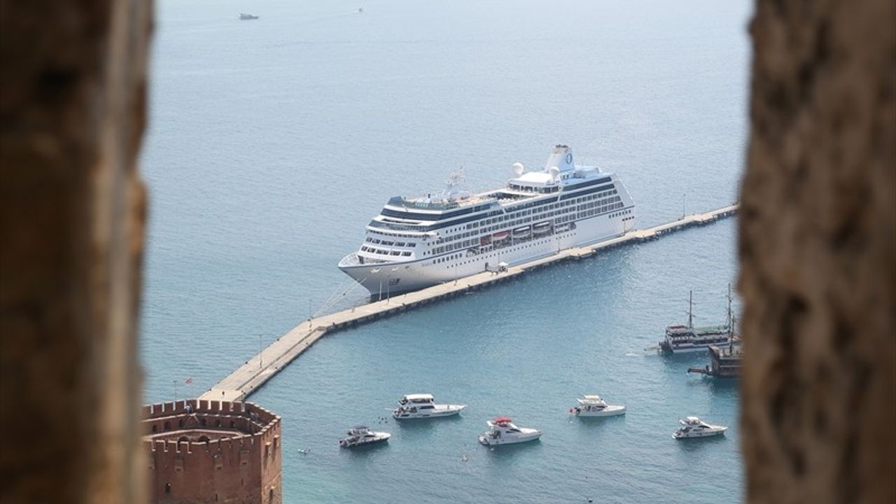 Alanya'ya Nautica Kruvaziyeri ile 602 Yolcu Geldi