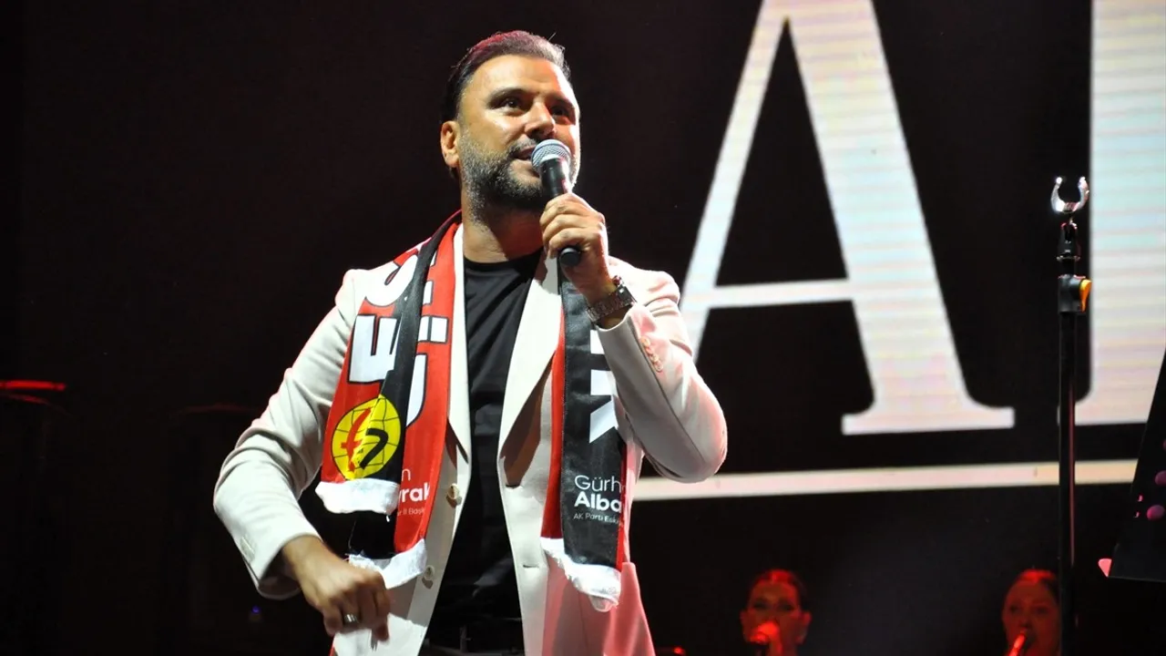 Alişan, Eskişehir'in Kurtuluşunun 103. Yılında Dede Korkut Parkı'nda Konser Verdi